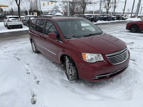 Used 2013 Chrysler Town & Country Touring image 4