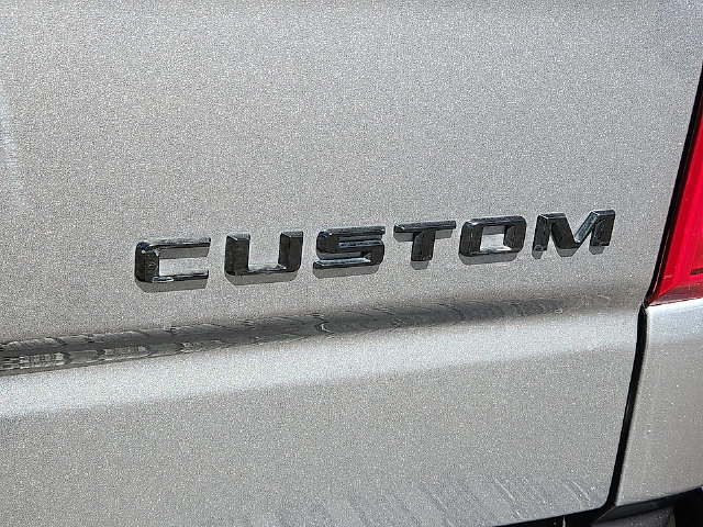 Used 2021 Chevrolet Silverado 1500 Custom w/ LPO, Blackout Package RWD image 9