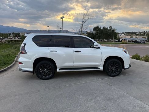 Used 2023 Lexus GX 460 Premium w/ Accessory Package AWD/4WD image 10
