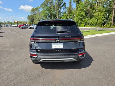 Used 2025 Volkswagen Taos SE FWD image 4