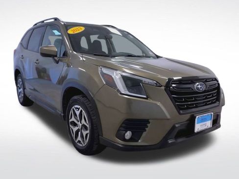 Used 2023 Subaru Forester Premium image 2