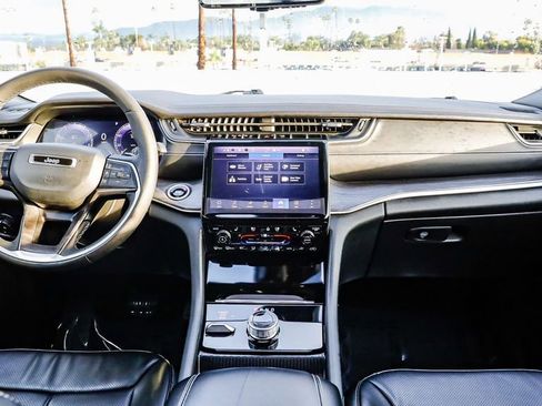 Certified 2024 Jeep Grand Cherokee L Limited w/ Luxury Tech Group II image 15