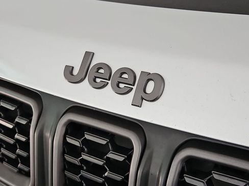 Used 2025 Jeep Compass Trailhawk AWD/4WD image 36