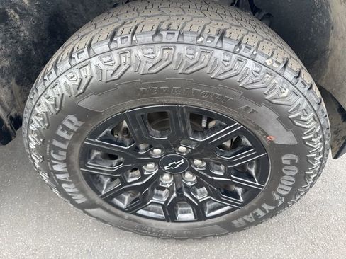 Used 2023 Chevrolet Colorado Trail Boss w/ Technology Package image 10