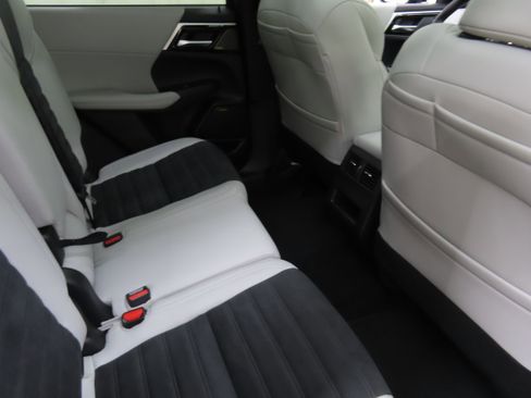 New 2025 Mitsubishi Outlander SE image 24