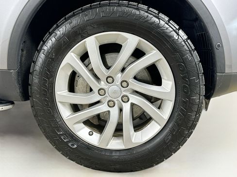 Used 2020 Land Rover Discovery SE image 11