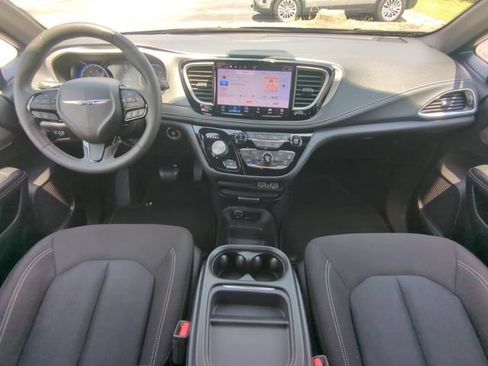 Used 2024 Chrysler Pacifica Touring FWD image 18