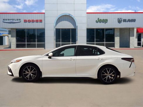 Used 2023 Toyota Camry SE FWD image 3