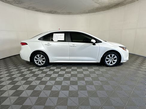 Used 2025 Toyota Corolla LE FWD image 2
