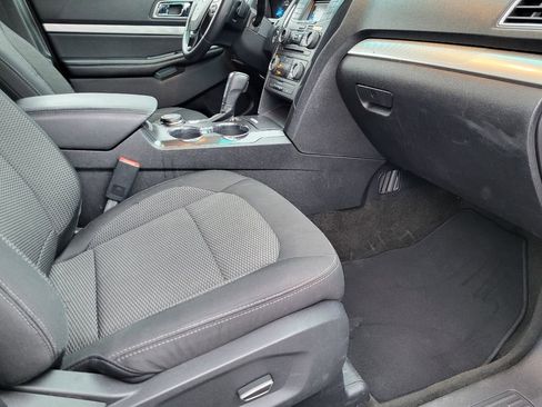 Used 2016 Ford Explorer XLT image 24
