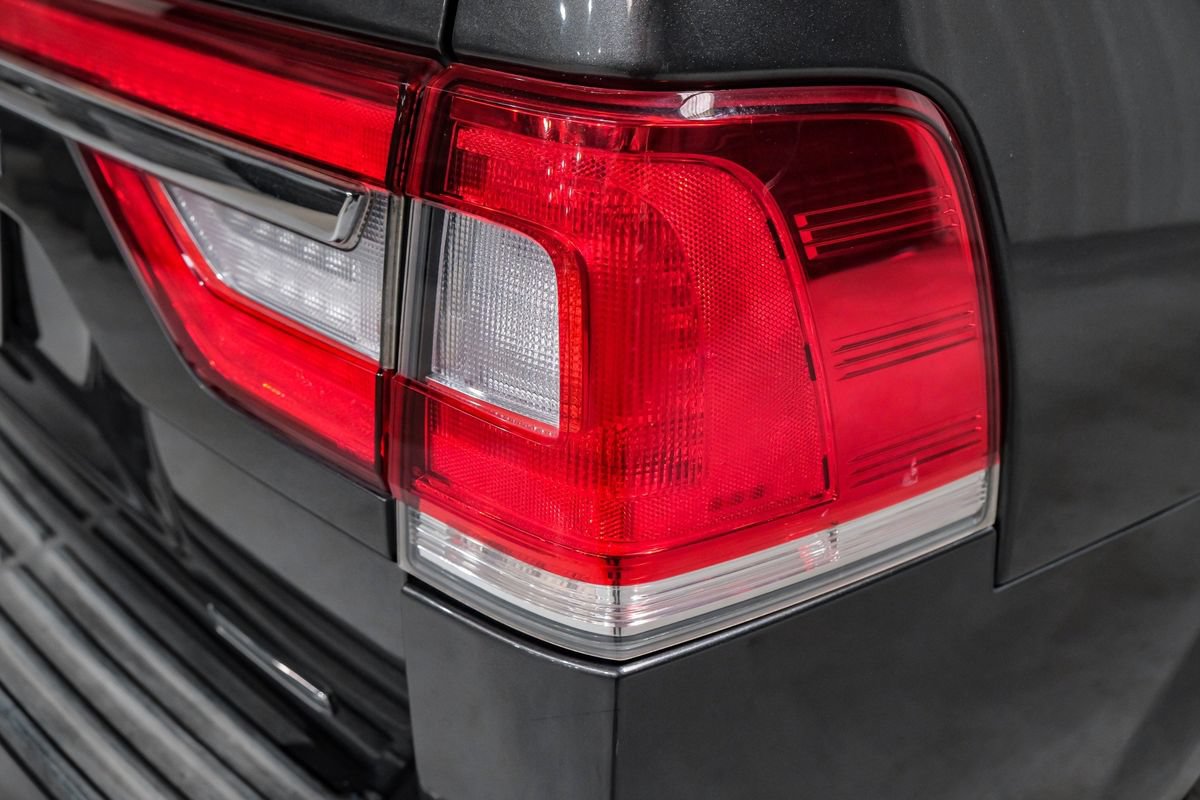 Used 2016 Lincoln Navigator Select RWD image 36