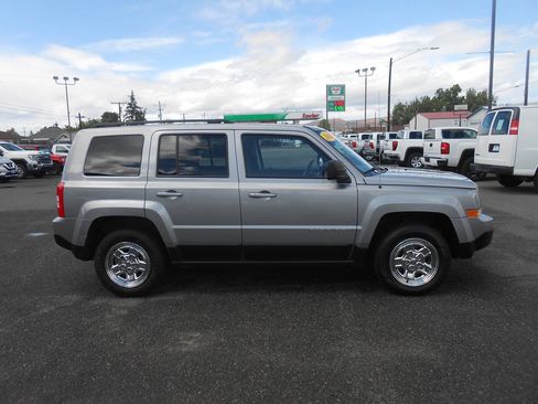 Used 2016 Jeep Patriot Sport w/ Power Value Group AWD/4WD image 3