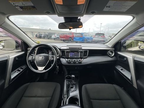 Used 2018 Toyota RAV4 LE FWD image 22