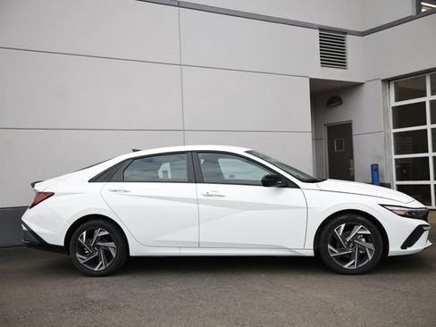 New 2025 Hyundai Elantra SEL image 3