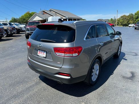 Used 2016 Kia Sorento FWD w/ LX Convenience Package image 4