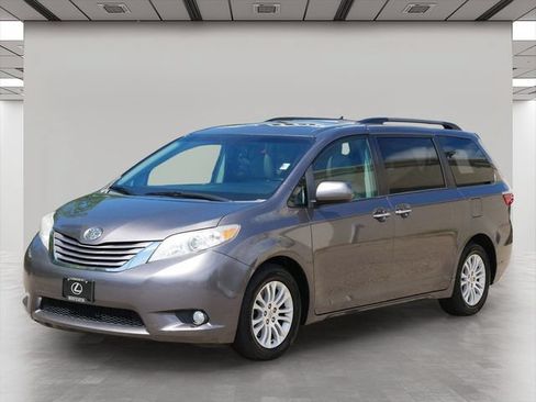 Used 2017 Toyota Sienna XLE FWD image 2