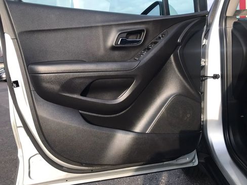 Used 2018 Chevrolet Trax LT w/ LT Convenience Package AWD/4WD image 10