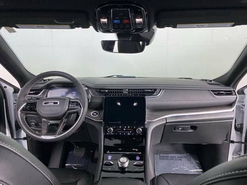 Used 2022 Jeep Grand Cherokee Overland w/ MOPAR Finishing Package AWD/4WD image 15