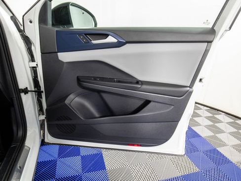 Used 2023 Volkswagen Taos SE w/ Panoramic Sunroof Package FWD image 14