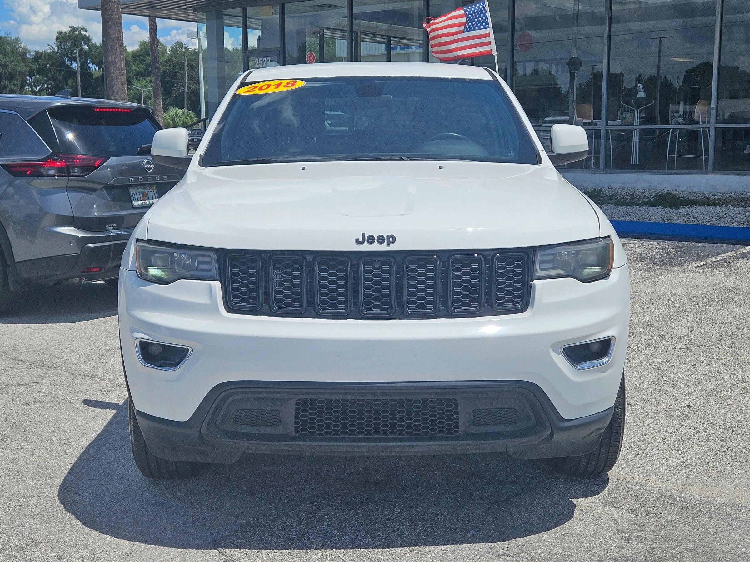 Used 2018 Jeep Grand Cherokee Laredo AWD/4WD image 2