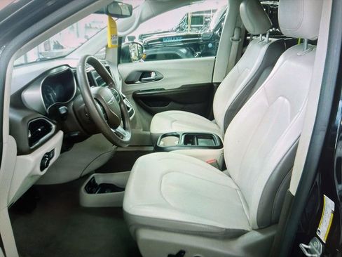 Used 2020 Chrysler Voyager Lxi image 5