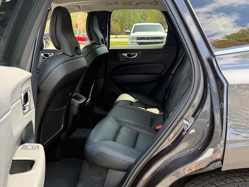 Used 2022 Volvo XC60 B5 Momentum AWD/4WD image 13
