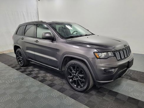 Used 2018 Jeep Grand Cherokee Altitude RWD image 11