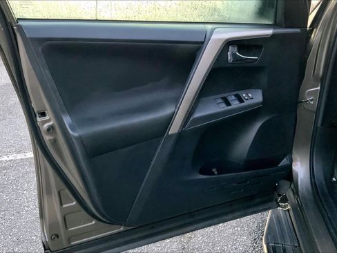 Used 2015 Toyota RAV4 XLE image 21
