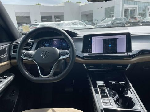 Used 2025 Volkswagen Atlas Cross Sport SE w/ Panoramic Sunroof Package image 12