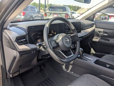 Used 2025 Nissan Kicks SV FWD image 13