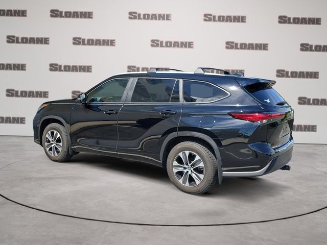 Used 2023 Toyota Highlander XLE AWD/4WD image 3