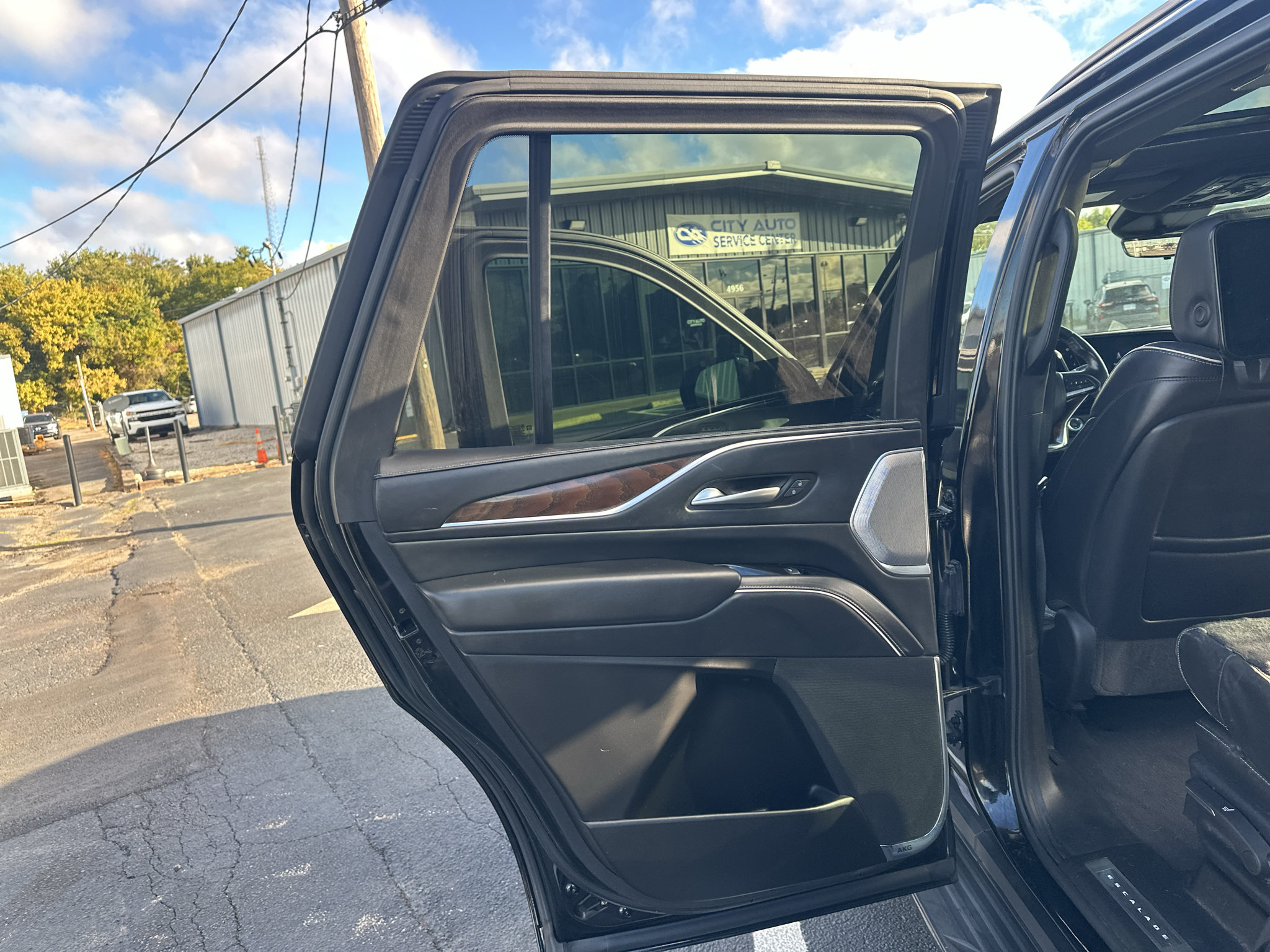 Used 2021 Cadillac Escalade Sport Platinum w/ LPO, ONYX Package AWD/4WD image 17
