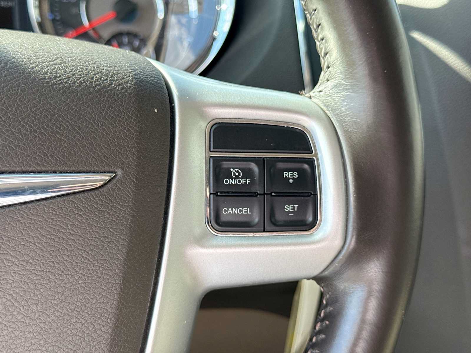 Used 2014 Chrysler Town & Country Touring-L FWD image 26