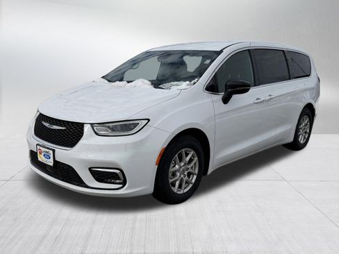 Used 2025 Chrysler Pacifica Select image 3