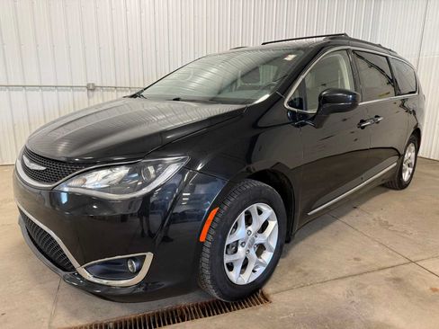 Used 2017 Chrysler Pacifica Touring-L w/ Tire & Wheel Group FWD image 6