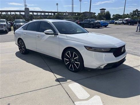 Used 2025 Honda Accord Touring image 2