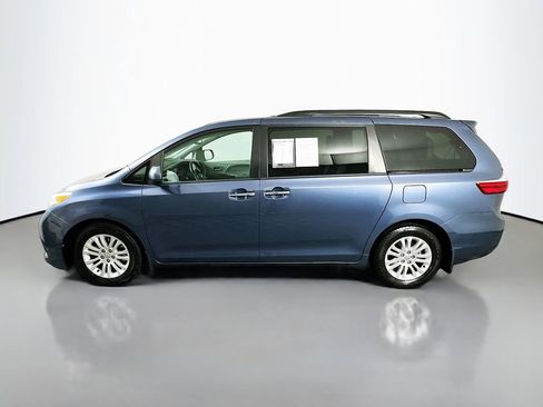 Used 2017 Toyota Sienna XLE image 4