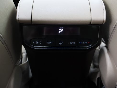 Used 2022 Toyota Highlander XLE AWD/4WD image 31