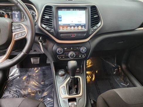 Used 2017 Jeep Cherokee Latitude w/ Cold Weather Group AWD/4WD image 15