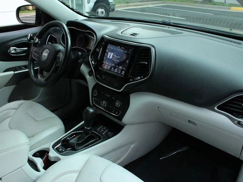 Used 2020 Jeep Cherokee Limited FWD image 32