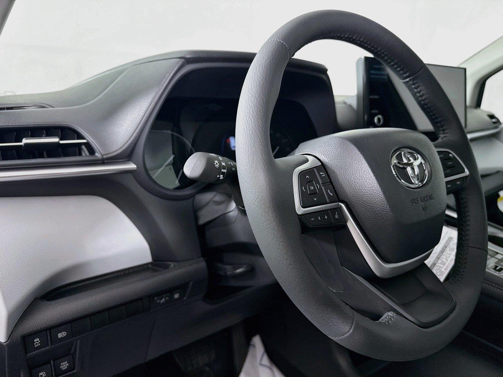 New 2026 Toyota Sienna XLE FWD image 4