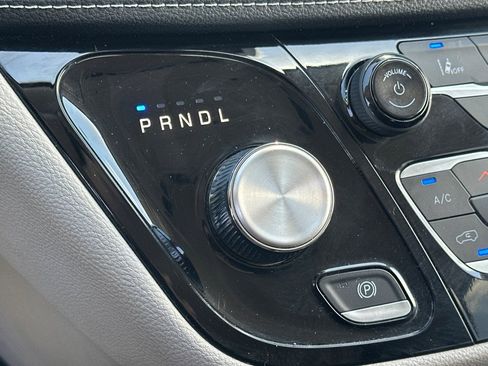 Used 2023 Chrysler Pacifica Touring-L FWD image 22