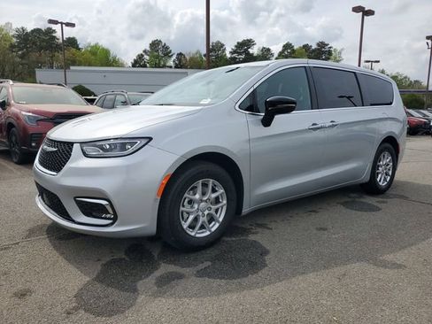 New 2026 Chrysler Pacifica Select image 3