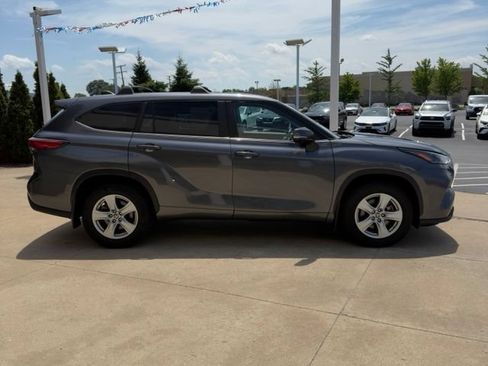 Used 2023 Toyota Highlander LE FWD image 6