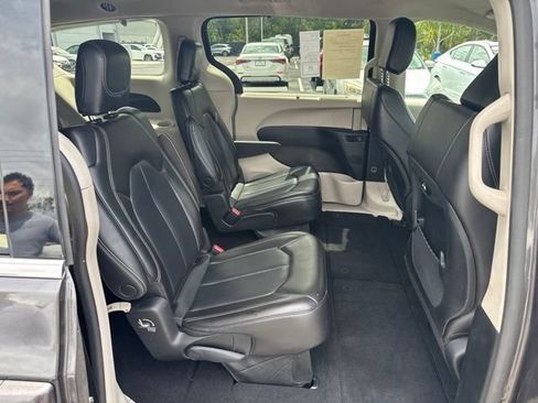Used 2023 Chrysler Pacifica Touring-L FWD image 23