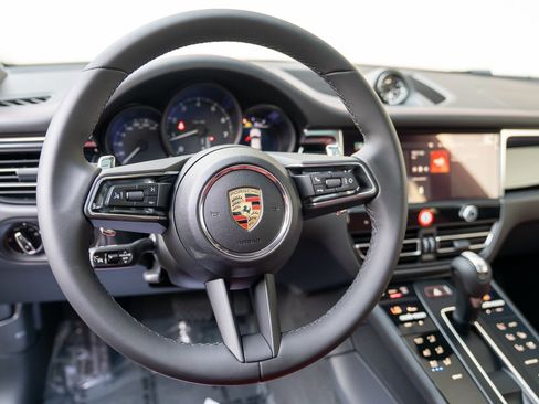 Certified 2025 Porsche Macan AWD/4WD image 12