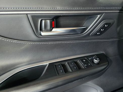 Used 2023 Toyota Venza Limited image 13