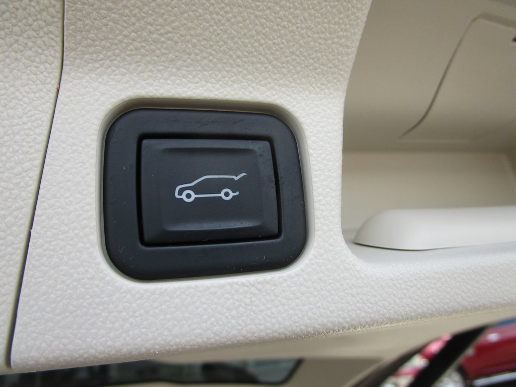 Used 2023 GMC Acadia Denali w/ Denali Ultimate Package FWD image 17