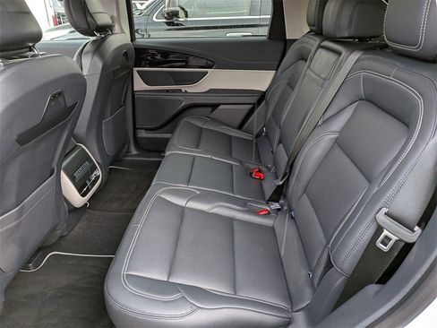 Used 2025 Lincoln Nautilus Premier image 15