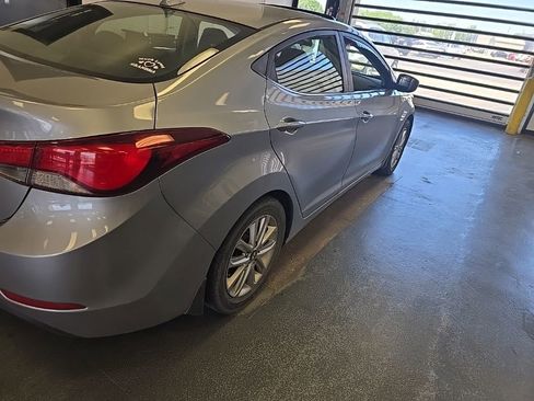 Used 2015 Hyundai Elantra SE w/ Option Group 03 FWD image 3